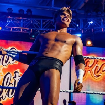 20 y/o Wrestler for @WWEID • 1/2 of Swipe Right • More posts on my instagram: https://t.co/KI9nb132JC