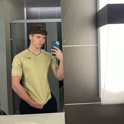 gay and proud 🌈 hit me up for meetup and naughty content 😋 no BS. just a chill gay boy tryna make some $$. NO HATE 😊
