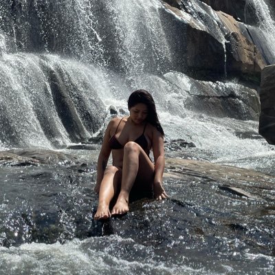 Guarda-me senhor ,como a menina dos teus olhos, esconde-me á sombra das tuas asas. 🌴