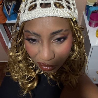 negra, ás vezes nega loura mas sempre negra