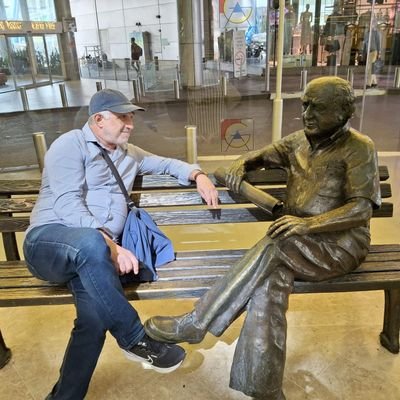 Lic. en C de la Comunicación, foco en la Enseñanza.
Creo fuertemente en el RESPETO como base.