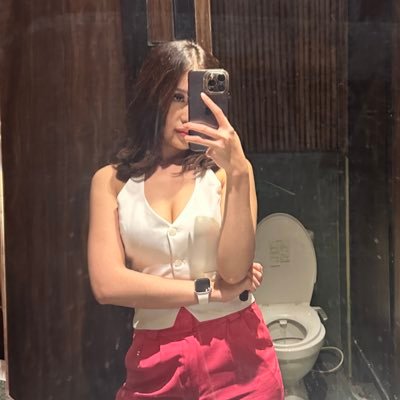 bombhskhl's profile picture. wtf is going on here
