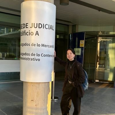 el absurdo surge de la confrontación entre la búsqueda del ser humano y el silencio irracional del mundo🚬