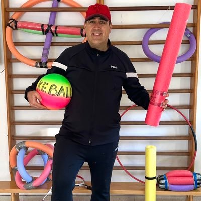 Maestro curioso y observador. Me gusta la creatividad. Jugando y aprendiendo de peques y grandes. No hay límites ayudando