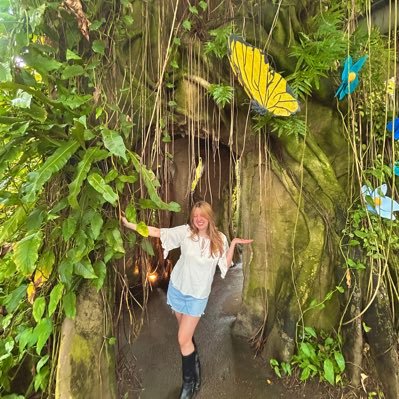 emmiehickin's profile picture. looking up ‧ ͙⁺˚*･༓☾