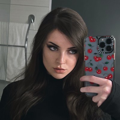 cosplayer of waifus https://t.co/TQmuhTF76G @LolUKN/@Twitch partner 💌: ehriyn@outlook.com