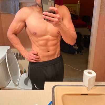 Certified exercise physiologist(CEP), strength and conditioning coach(CSCS). professional with credentials and the body to match. coaching + 😈 x-rated content.
