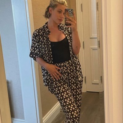 I'm here looking for a man to treat me like a queen that I'm 💓