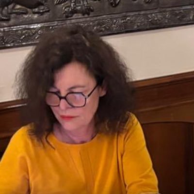 Mother of two daughters - humanist- actress -director-columnist-author - loves books and Mr. Wilson (+) and Woody (the dogs) - debuutroman: De drie duifkes.