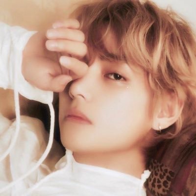 ★ — escrevo, aprecio artistas e amo o taehyung loiro