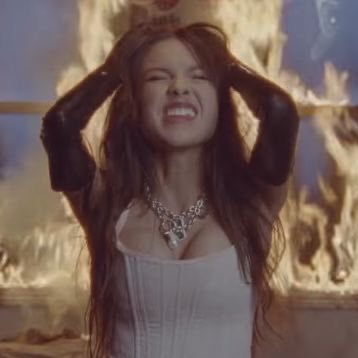 shara_jpg's profile picture. twenty-one 𖦹 she / her 𖦹 booktwt 50 / 50