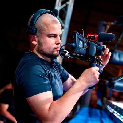 Technicien Audiovisuel Freelance / Parfois jvends des t-shirs sur des shows de catch / #KCWIN 💙