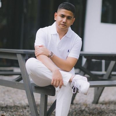 Predy2986's profile picture. Sederhana tapi bermakna
itulah dia
bukan aku,
kalo aku sih
gak berguna, pengacau
ngabisin beras emak doang
suka judi, tapi kalah mulu