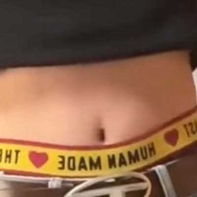 おへそと腹筋フェチです。 特に縦べそ好きなので写真あればDMしてください 同じフェチの人達とお話したいです