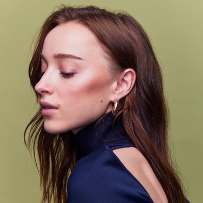 Fan page about British actress Phoebe Dynevor 👑