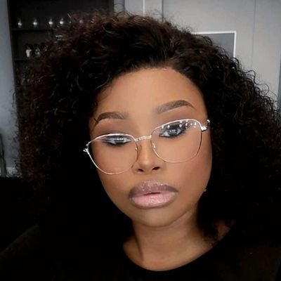 Mom🎀
Sparkling water addict🥤
Professional Makeup artist
Lowkey and powerful💫