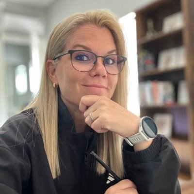 💻 Brand & Creative Strategist. ✍️ Award winning Designer & Illustrator. 🐕 Animal lover and writing again! 📚