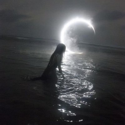 gloomdiaz's profile picture. i just like to play games and read. 🥀⚰️🩸