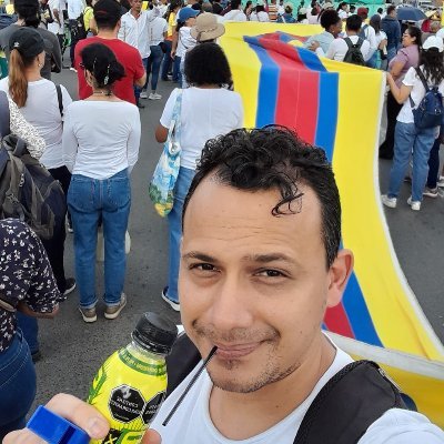 Humanoide límbico entre mamertos y fachos. Profesional en gastronomía elástica con énfasis en gomas. #RedProgresista