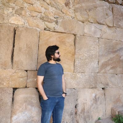 twitter'da kendi cümleleriyle edebiyat yapmaya çalışan bi' garip insan. garipliği, kendisine yabancılığından gelir. / adü - rts