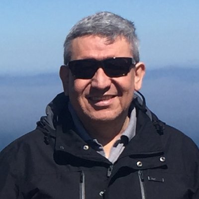Hijo de Dios, Cristiano, Nacido en Chuquicamata un 4 de julio. Ingeniero, poeta de ocasión. Hincha de Cobreloa