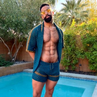 Your friendly neighborhood crocheting himbo 💪🏽🧶
