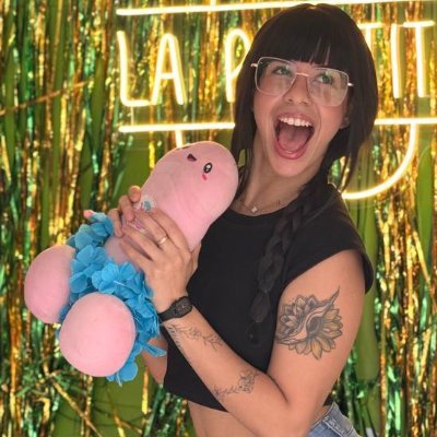 Victoria (20y), latina, un peu égarée ici 🤭 Je danse depuis que je marche avec mes 2 pieds Mais j'aime être sur mes 4 pattes 😚💋 regarde mon lien plus bas