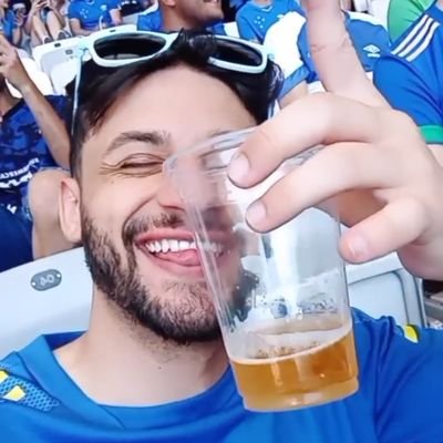 Aspirante a fisioterapeuta que fica passando raiva com futebol.