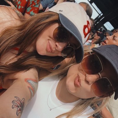 madimirrorball's profile picture. taylor swift, red sox, celtics, bruins, dolphins, liverpool