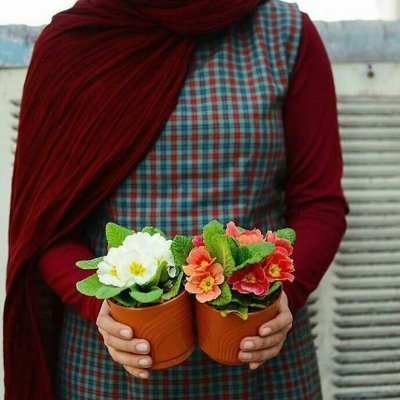 عشق همانند گل زیبایی است که شاید لمسش نکنم
اما عطر آن باغ را به فضای لذت بخشی تبدیل می کند❤️