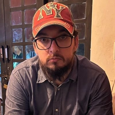 Jogo micro por conta, estudo por conta vendo lives, e conteúdos de profissionais de poker.Tenho a série Freeroll to Forra, onde começo por Freerolls até forrar.