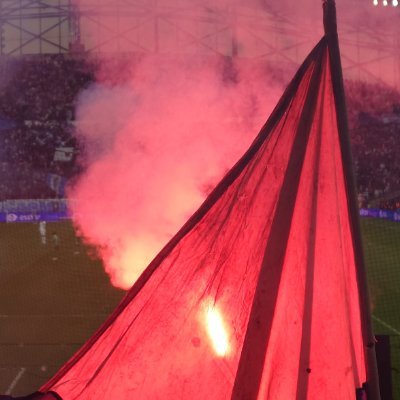 Allez l'OM, Allez marseillais ! Hissez haut, les drapeaux ! Tous unis sous les mêmes couleurs, le virage chante avec ferveur !