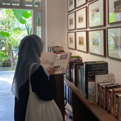Puteri sulung ibu ayah.
Nothing here, weirdo, with random things.
Bacaan semasa: Pada pahitnya secawan kopi oleh Aidil Ghazali
