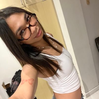 vibewturangel's profile picture. alone in the end.