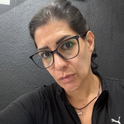 Empresaria en Floristería y Head Hunter. Pro-animal. Me molesta mucho la injusticia, las mentiras. Porque llevar una vida complicada, cuando la puedes abrazar.