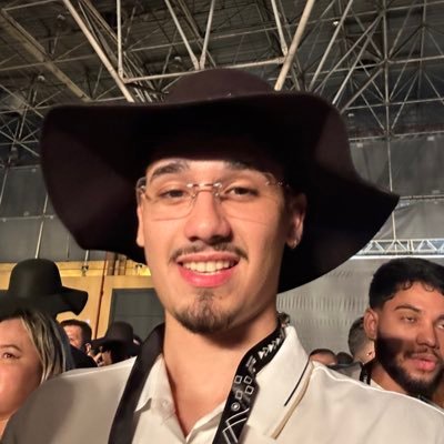 cada tweet aqui representa um momento em que compartilhei o que as vozes da minha cabeça estavam falando