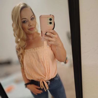 shellywoo53111's profile picture. 2015 PeriOG RIP 
 Just a normal human trying to find a place in this horrific world.