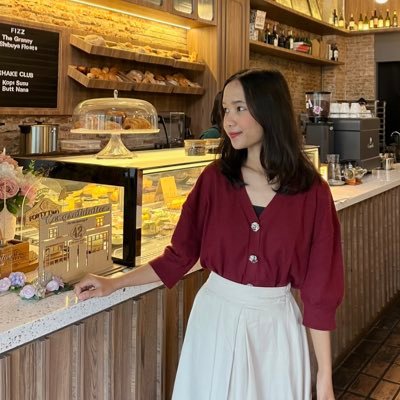 elittlediary's profile picture. ☁✨ reading journey & daily life🌷🪞💌📚