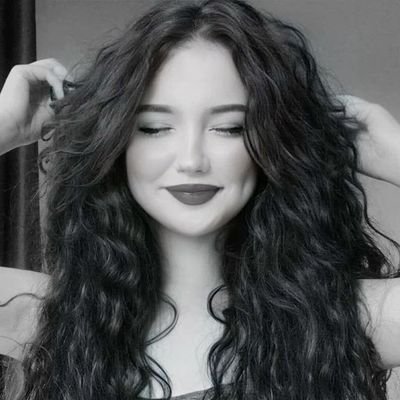 وحيده بشكل يليق بي، كالسماء التي تحضن الجميع ، ولا أحد يحتضنها…🖤
