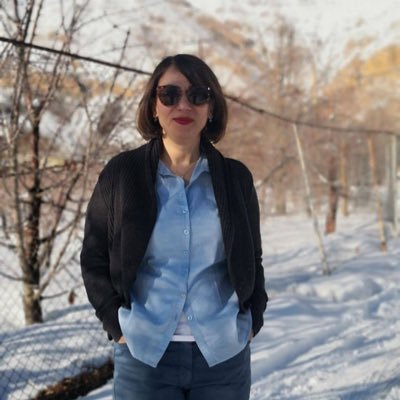 شاگرد، معلم(به بزرگسالها انگلیسی درس میدم😁)، همسر،مادر، برابریخواه که روزمره مینویسه و دغدغهی این گربهی قشنگ رو داره. فیو و ریتوویت نشانهی تایید است.