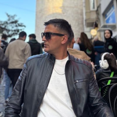 Deniz kenarında uzaklara bakarken çekilmiş fotoğrafım yok ama yine de çok tatlı biriyim.