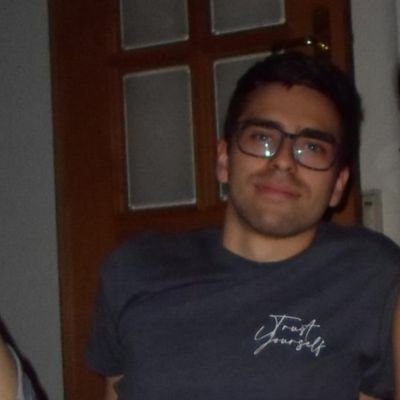 En lo profesional, haciendo pinitos en comunicación y marketing 🐞
En lo personal, intentando ser feliz desde 2003, aunque con altibajos 🤸🏼♂️
