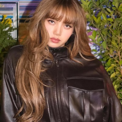 lilismile27's profile picture. #LALISA #TaylorSwift