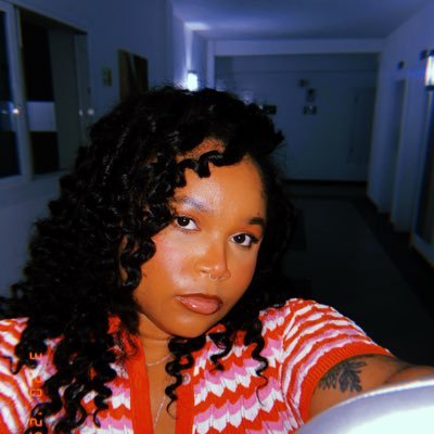 I tweet for the girls with sunscreen and gum in their purse. Capricorn Queen🩵⭐️🤎. music is my love language. HOU$TON🌹NYC. #htownhottie