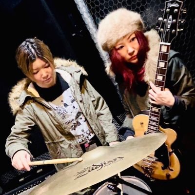2018年結成。沖縄市を中心に活動しております2ピースバンド、Vasca”ヴァスカ”と申します。 Vo/g:kanna @vasca_kanna ba/Perc:スガオ@Sugao_Devilegna