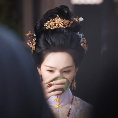 Zgkv_002's profile picture. "الكتب تهيِّء للإنسان الحياة التي يهواها.📚🍃⚖️