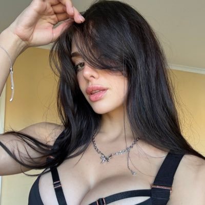 good vibes, and a weakness for late-night laughs and good kisses. Not here for forever—just a good time with someone who knows how to enjoy the moment.🍑🍑🍒