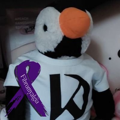Winter Child, Kidult, Writer, self-taught illustrator, Cosplayer, FlowD Honor Member, obsessed with penguins 🐧