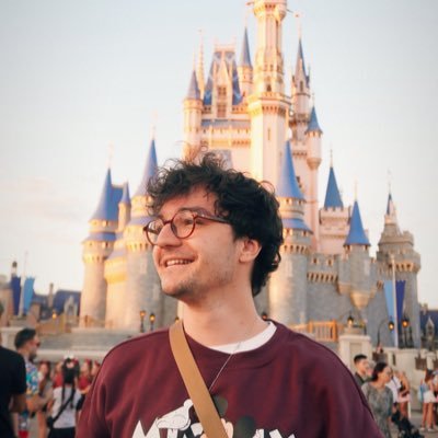 falo de livros na internet, escrevo livros na vida real, almoço livros e basicamente vivo de livros