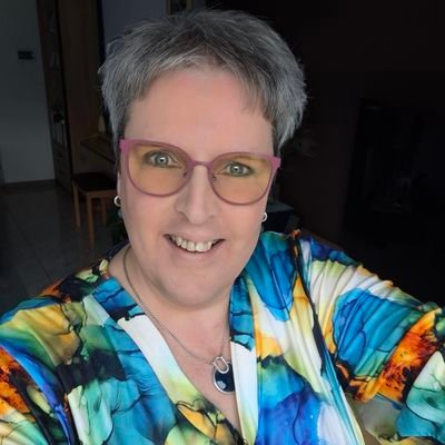 Moeder, echtgenoot en oma.
Hou van wandelen en lezen.
Creatief. Lijstjes zijn mijn redding.
BML Coach, Life Coach en Remissie Coach.
Stervens- /Rouwbegeleider